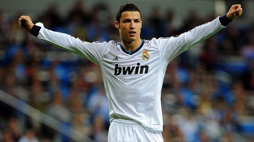 调皮二娃上线，穆勒庆祝夺冠时和25号队友高尔德顶牛假装受伤（穆勒夺冠庆祝与25号高尔德顶牛嬉闹，二娃调皮上演装伤）