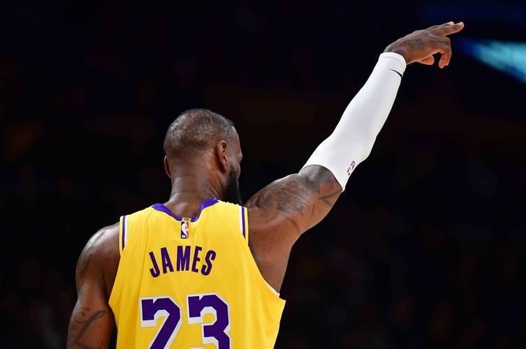 队友接连被罚下！维尼修斯讽刺裁判：多来点红牌吧！（队友相继染红，维尼修斯冷嘲裁判：尽管多掏红牌！）