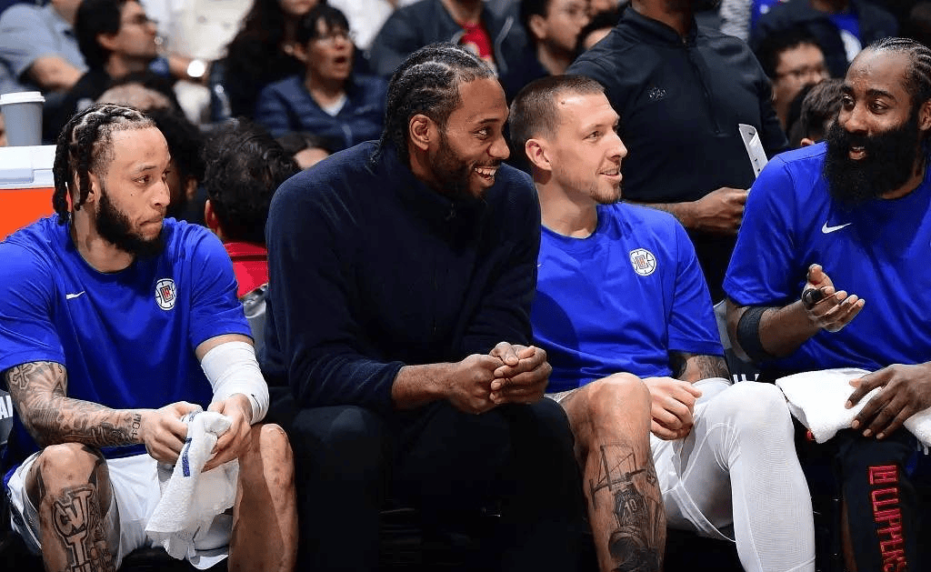 拜仁球星莱默尔复刻施魏因施泰格经典脚后跟破门（拜仁中场莱默尔上演施魏因施泰格式经典脚后跟破门）