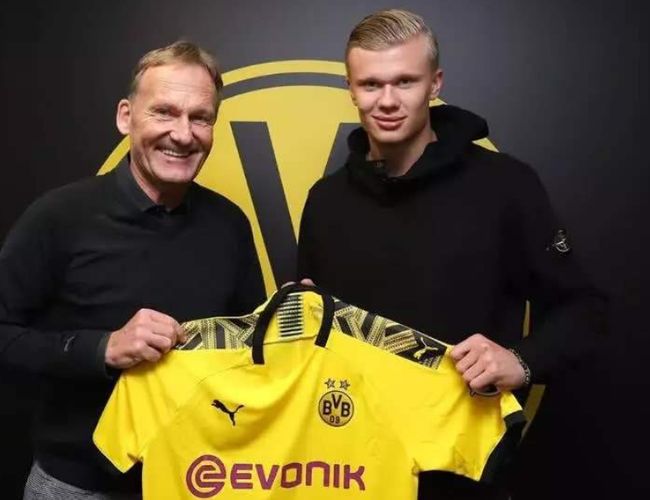 常州举办足球音乐晚会，黄紫昌夫妇甜蜜献唱《小酒窝》（常州上演足球音乐之夜，黄紫昌携妻深情合唱《小酒窝）