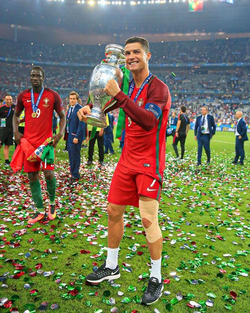 国脚伤愈后首秀建功，球迷称其回来了（国脚伤愈复出首秀发威，球迷赞其王者归来）