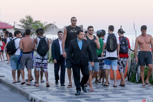 詹姆斯关键三分绝杀比赛（詹姆斯压哨三分终结战局）