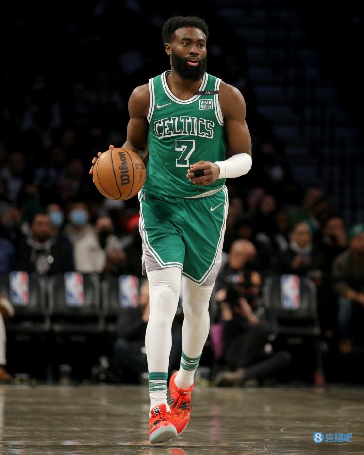 梅西一年造进球74个！三大MVP！快踢满全场还能边线一过四！（梅西年度造74球揽三项MVP，几乎每场打满还上演边线连过四人）