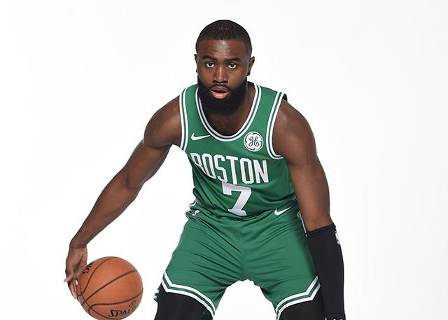 湖人浓眉哥篮下统治球队获胜（浓眉统治内线助湖人取胜）