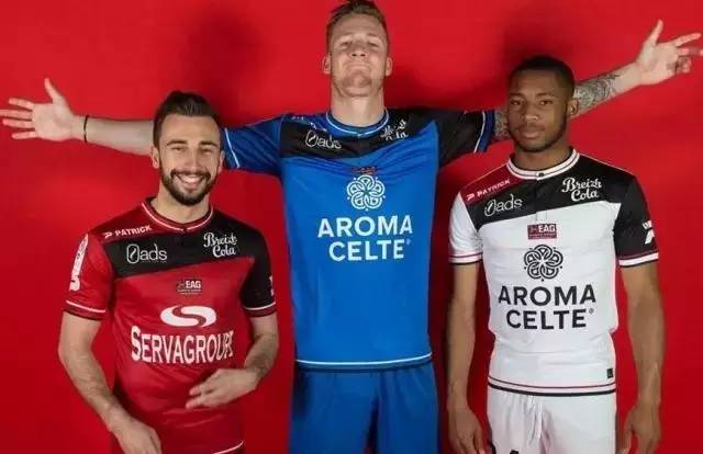 杨晨对话施拉普纳：中国球员不该只为钱踢球，留洋从乙级开始（杨晨与施拉普纳对谈：中国球员别只为钱踢球，留洋应从乙级起步）