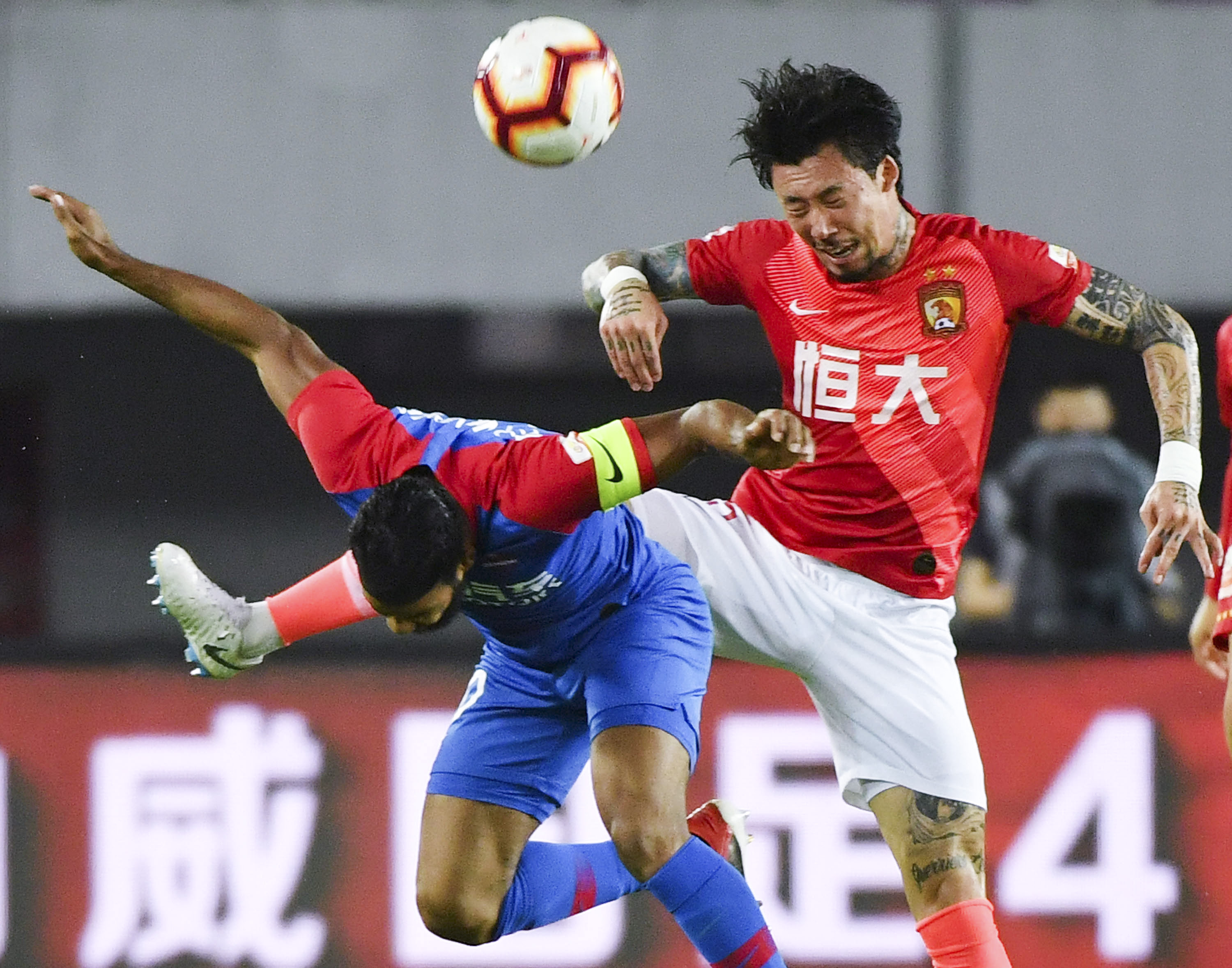 勇士新赛季名单敲定 库里领衔出战（勇士确定新季大名单 库里率队征战）