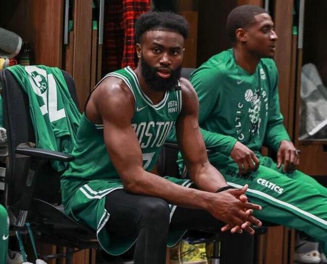 梅西美职联夺冠，C罗黯然神伤（梅西加冕美职联冠军，C罗黯然失色）